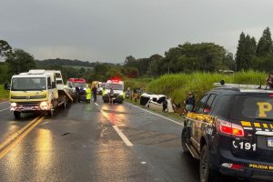 Mulher morre em colisão frontal na BR-373 em Prudentópolis