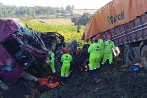 Acidente na PR-092 deixa duas vítimas fatais e uma gravemente ferida