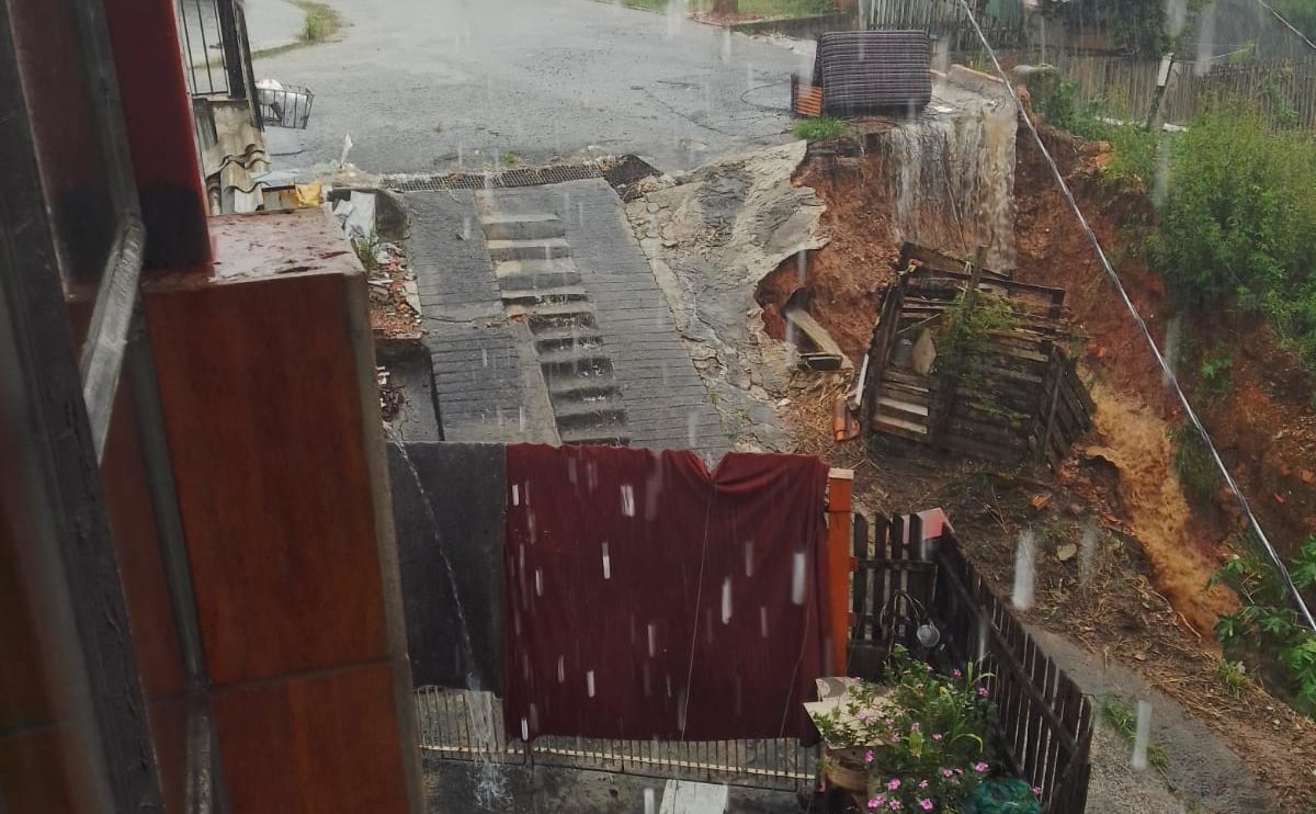 Moradores reclamam de buraco em final de rua na região Central de Ponta Grossa e cobram providências da Prefeitura Boca no Trombone Moradores reclamam de buraco em final de rua na região Central de Ponta Grossa e cobram providências da Prefeitura