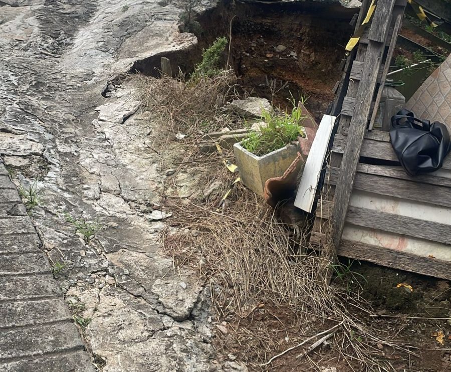 Moradores reclamam de buraco em final de rua na região Central de Ponta Grossa e cobram providências da Prefeitura Boca no Trombone Moradores reclamam de buraco em final de rua na região Central de Ponta Grossa e cobram providências da Prefeitura