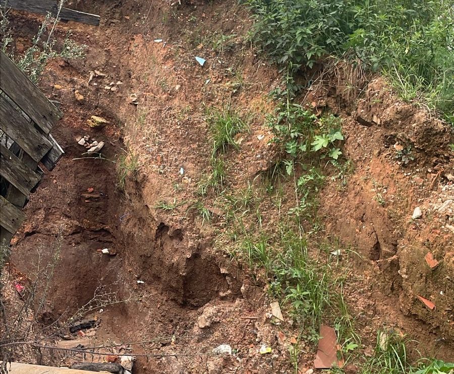 Moradores reclamam de buraco em final de rua na região Central de Ponta Grossa e cobram providências da Prefeitura Boca no Trombone Moradores reclamam de buraco em final de rua na região Central de Ponta Grossa e cobram providências da Prefeitura