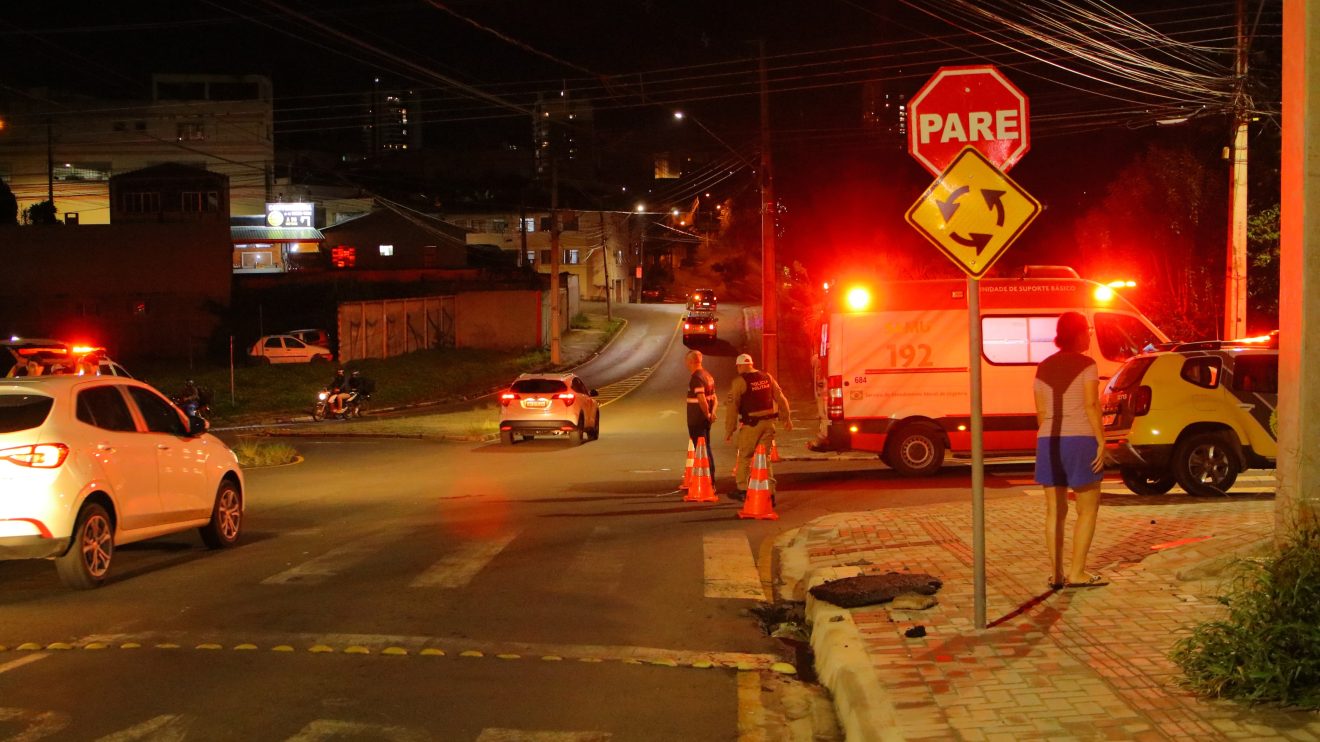 Ciclista fura preferencial e colide com caminhão guincho em Ponta Grossa Boca no Trombone Ciclista fura preferencial e colide com caminhão guincho em Ponta Grossa