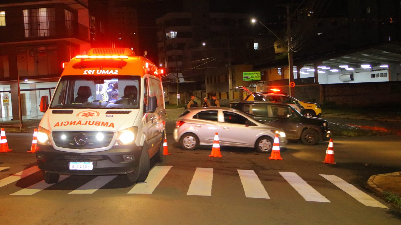 Ciclista fura preferencial e colide com caminhão guincho em Ponta Grossa Boca no Trombone Ciclista fura preferencial e colide com caminhão guincho em Ponta Grossa