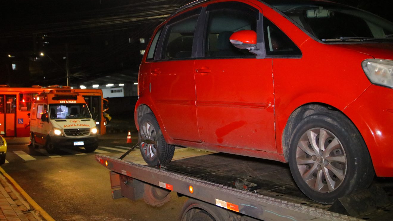 Ciclista fura preferencial e colide com caminhão guincho em Ponta Grossa Boca no Trombone Ciclista fura preferencial e colide com caminhão guincho em Ponta Grossa