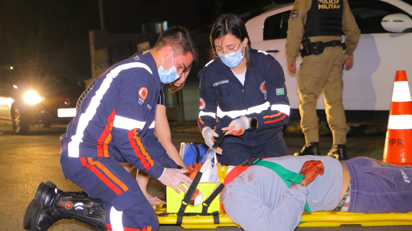 Ciclista fura preferencial e colide com caminhão guincho em Ponta Grossa Boca no Trombone Ciclista fura preferencial e colide com caminhão guincho em Ponta Grossa