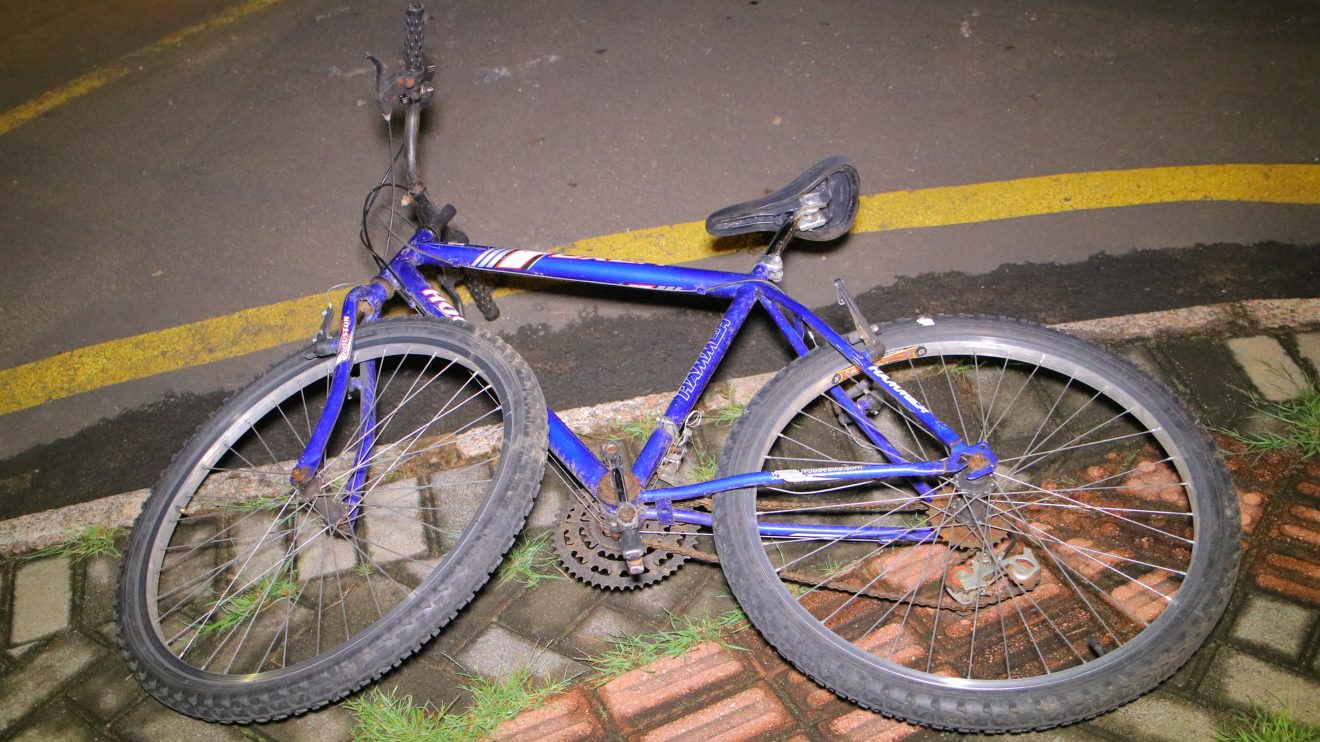 Ciclista fura preferencial e colide com caminhão guincho em Ponta Grossa Boca no Trombone Ciclista fura preferencial e colide com caminhão guincho em Ponta Grossa