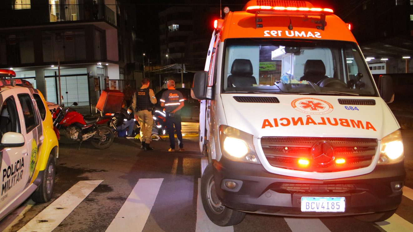 Ciclista fura preferencial e colide com caminhão guincho em Ponta Grossa Boca no Trombone Ciclista fura preferencial e colide com caminhão guincho em Ponta Grossa