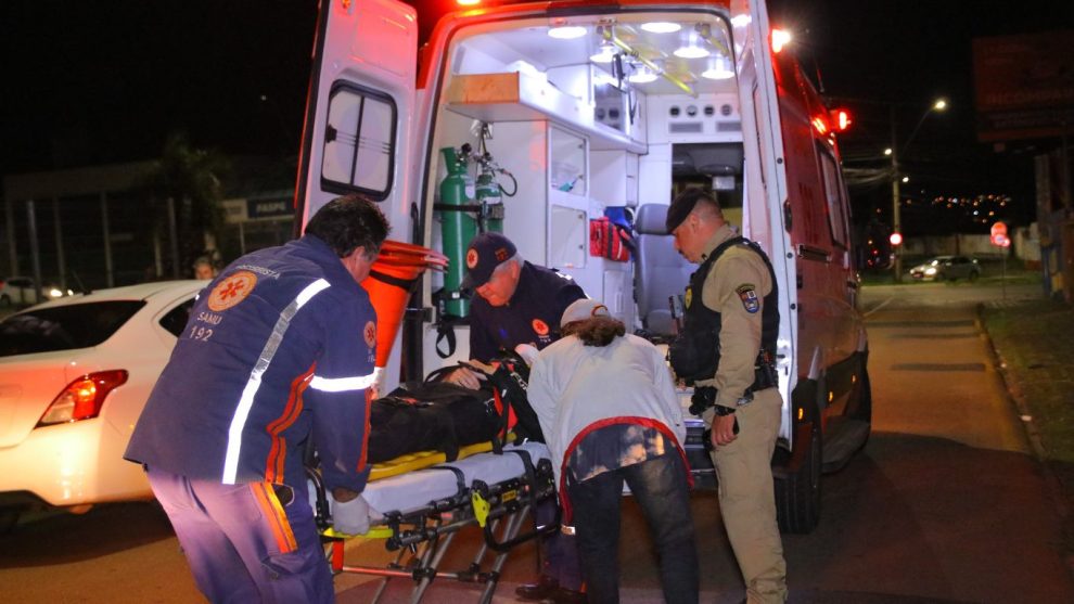 Motociclista fica ferido em colisão com carro na região central Boca no Trombone Motociclista fica ferido em colisão com carro na região central