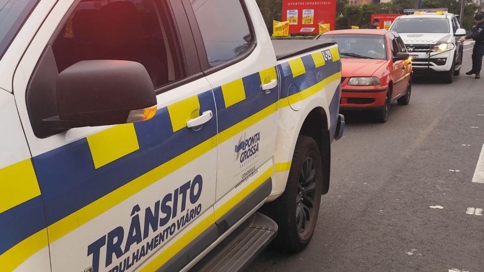 Condutor é flagrado dirigindo embriagado após avançar sinal vermelho em Ponta Grossa Boca no Trombone Condutor é flagrado dirigindo embriagado após avançar sinal vermelho em Ponta Grossa