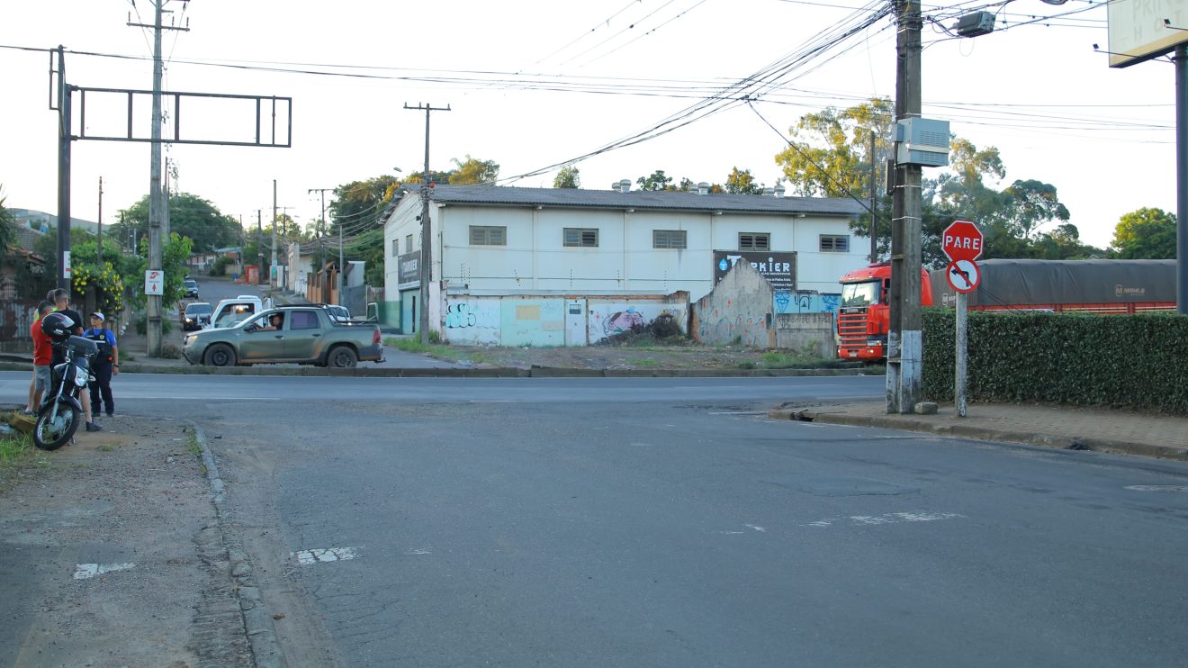 Colisão entre moto e caminhonete deixa motociclista gravemente ferido na PR-151 Boca no Trombone Colisão entre moto e caminhonete deixa motociclista gravemente ferido na PR-151