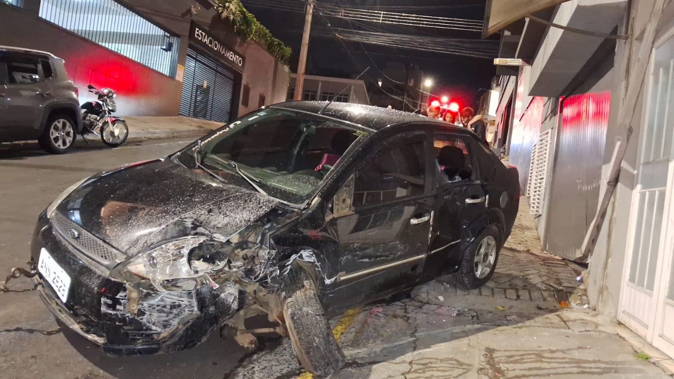 Carro colide com motocicleta perde controle e atinge fachada de clínica em PG Boca no Trombone Carro colide com motocicleta perde controle e atinge fachada de clínica em PG