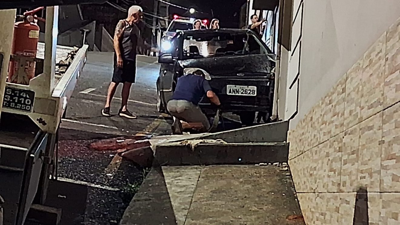 Carro colide com motocicleta perde controle e atinge fachada de clínica em PG Boca no Trombone Carro colide com motocicleta perde controle e atinge fachada de clínica em PG