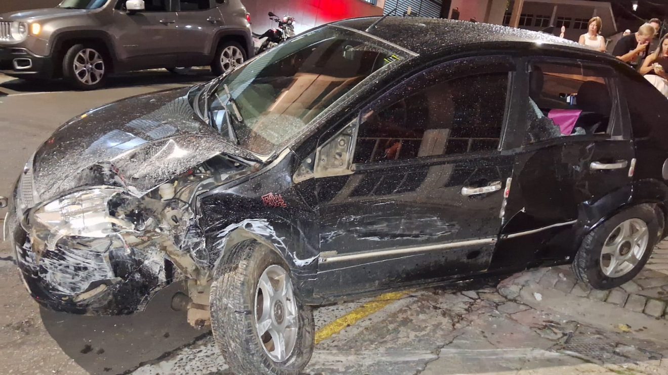 Carro colide com motocicleta perde controle e atinge fachada de clínica em PG Boca no Trombone Carro colide com motocicleta perde controle e atinge fachada de clínica em PG