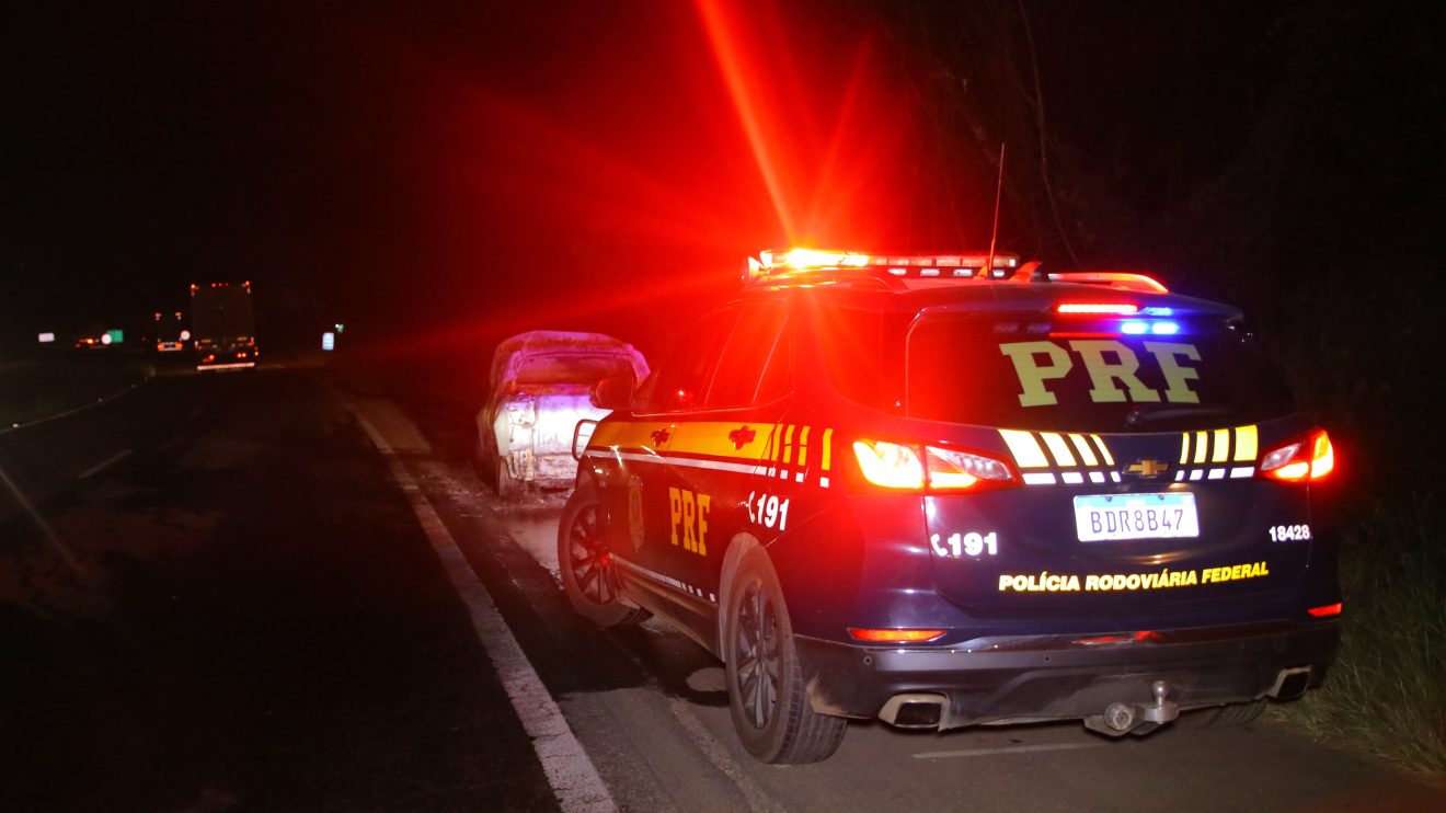 Incêndio em veículo: caminhonete é consumida pelas chamas na BR-376 em PG Boca no Trombone Incêndio em veículo: caminhonete é consumida pelas chamas na BR-376 em PG