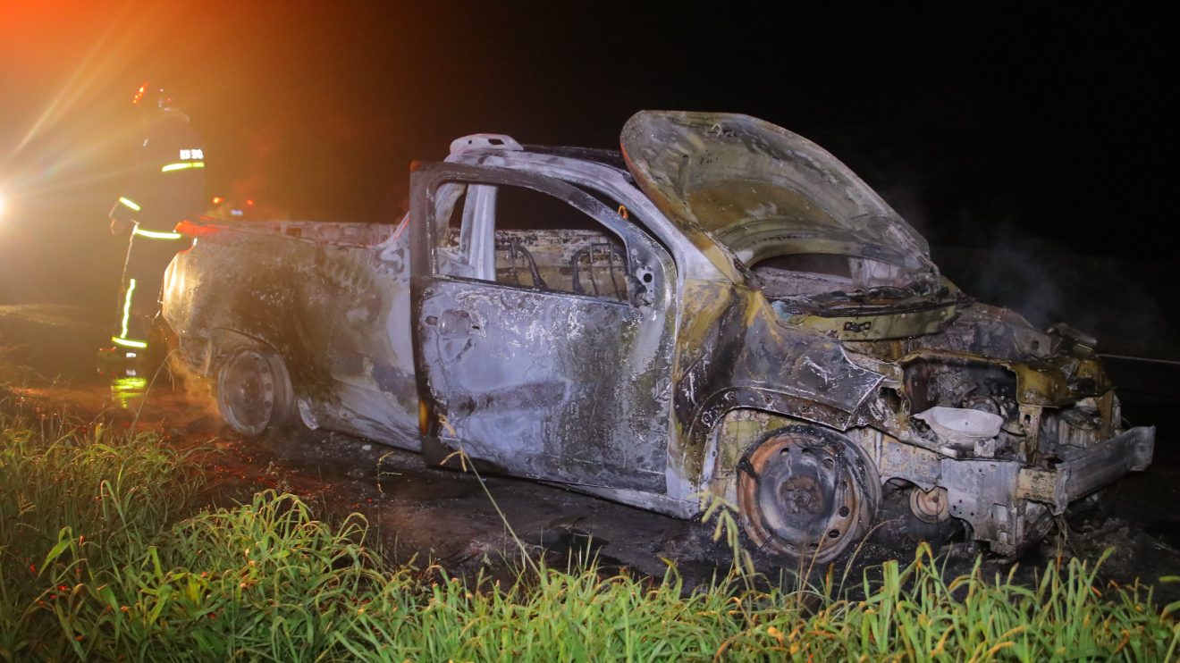 Incêndio em veículo: caminhonete é consumida pelas chamas na BR-376 em PG Boca no Trombone Incêndio em veículo: caminhonete é consumida pelas chamas na BR-376 em PG