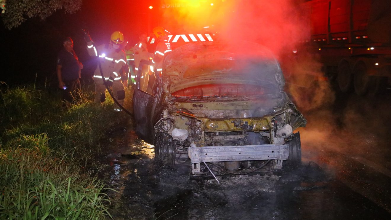 Incêndio em veículo: caminhonete é consumida pelas chamas na BR-376 em PG Boca no Trombone Incêndio em veículo: caminhonete é consumida pelas chamas na BR-376 em PG