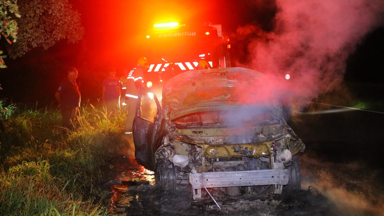 Incêndio em veículo: caminhonete é consumida pelas chamas na BR-376 em PG Boca no Trombone Incêndio em veículo: caminhonete é consumida pelas chamas na BR-376 em PG