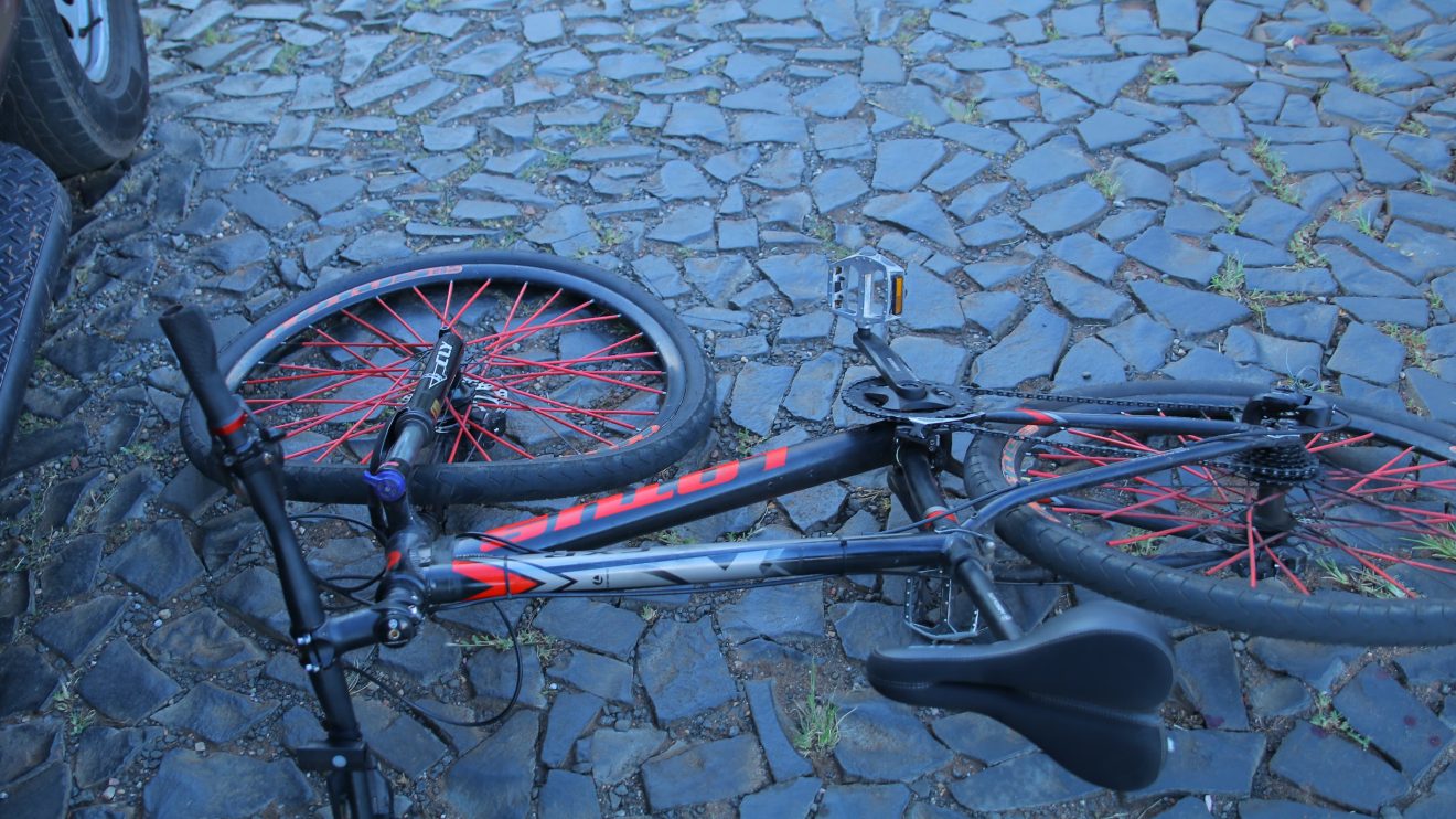 Ciclista fica ferido após colisão com caminhonete no Jardim Paraíso, em Ponta Grossa Boca no Trombone Ciclista fica ferido após colisão com caminhonete no Jardim Paraíso, em Ponta Grossa