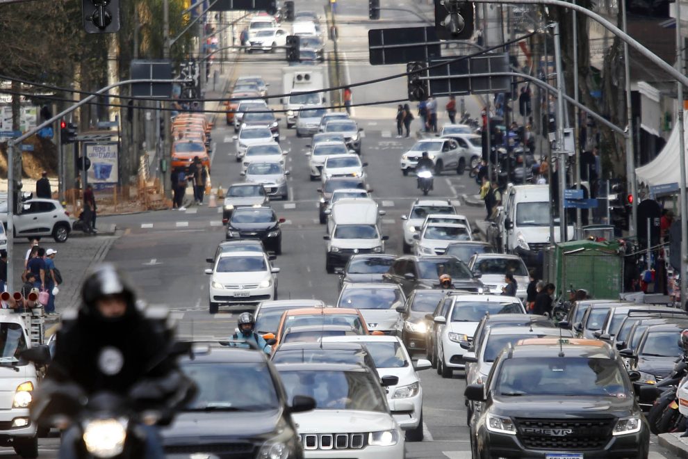 Trânsito - carros - ruas de curitiba com movimento intenso de carros - congestionamento nas ruas do centro de Curitiba - IPVA - licenciamento - Boca no Trombone Trânsito – carros – ruas de curitiba com movimento intenso de carros – congestionamento nas ruas do centro de Curitiba – IPVA – licenciamento –