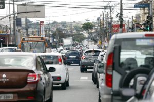 Comércio - imagens de consumidores e vendedores em lojas no comércio varejista na região do Sítio Cercado em Curitiba - lojas de roupas - utensílios domésticos - celulares - viaturas da polícia militar nas ruas - trânsito movimentado na rua Izak Boca no Trombone Comércio – imagens de consumidores e vendedores em lojas no comércio varejista na região do Sítio Cercado em Curitiba – lojas de roupas – utensílios domésticos – celulares – viaturas da polícia militar nas ruas – trânsito movimentado na rua Izak