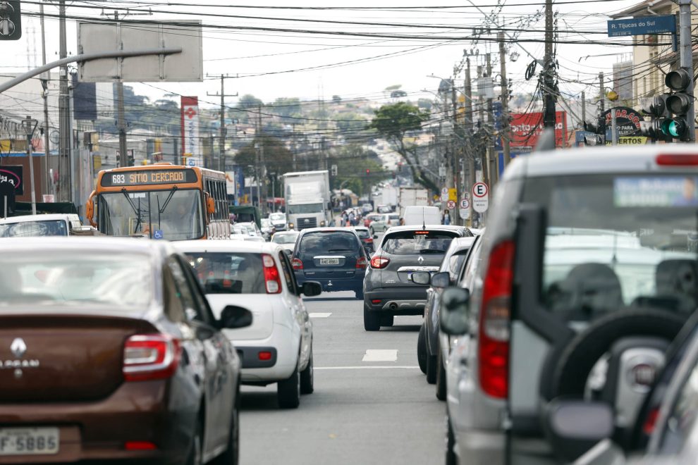 Comércio - imagens de consumidores e vendedores em lojas no comércio varejista na região do Sítio Cercado em Curitiba - lojas de roupas - utensílios domésticos - celulares - viaturas da polícia militar nas ruas - trânsito movimentado na rua Izak Boca no Trombone Comércio – imagens de consumidores e vendedores em lojas no comércio varejista na região do Sítio Cercado em Curitiba – lojas de roupas – utensílios domésticos – celulares – viaturas da polícia militar nas ruas – trânsito movimentado na rua Izak