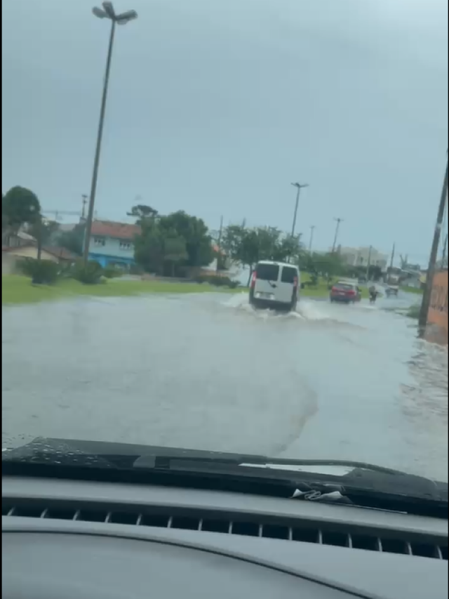 Alagamento na Avenida Dom Geraldo Pellanda em PG