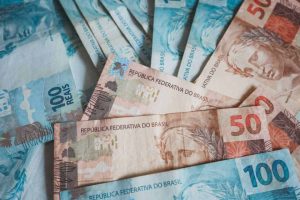 Trabalhador brasileiro recebe novo salário mínimo de R$ 1.518 em fevereiro: Entenda