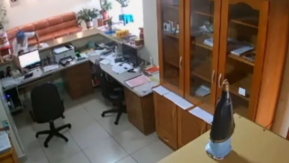 Homem furta celular em igreja no Paraná após pedir comida; veja vídeo Boca no Trombone Homem furta celular em igreja no Paraná após pedir comida; veja vídeo