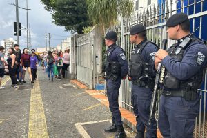 Manifestação em frente a Sanepar