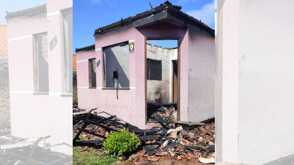 Incêndio destrói casa no bairro Morada do Sol na manhã deste sábado (08) Boca no Trombone Incêndio destrói casa no bairro Morada do Sol na manhã deste sábado (08)