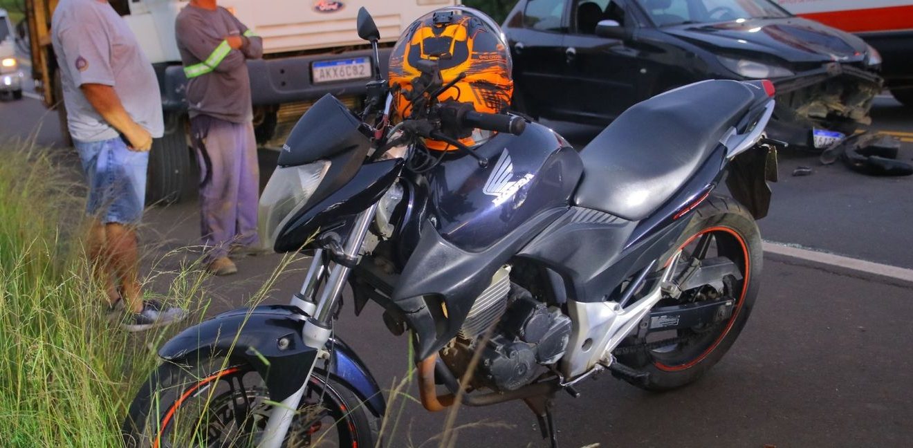 Motociclista fica ferida em colisão com carro no Contorno Leste, em Ponta Grossa Boca no Trombone Motociclista fica ferida em colisão com carro no Contorno Leste, em Ponta Grossa