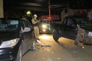 Motorista colide em carro estacionado e foge abandonando o veículo Ponta Grossa