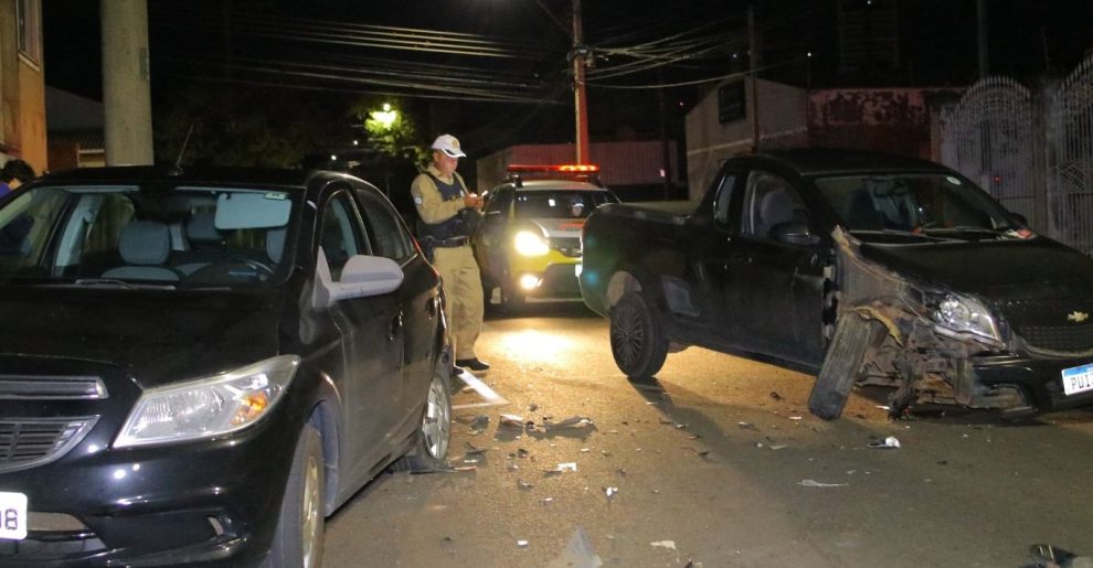 Motorista colide em carro estacionado e foge abandonando o veículo Ponta Grossa Boca no Trombone Motorista colide em carro estacionado e foge abandonando o veículo Ponta Grossa