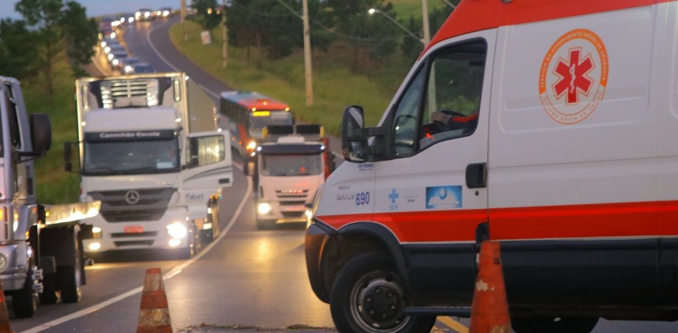 Motociclista fica ferida em colisão com carro no Contorno Leste, em Ponta Grossa Boca no Trombone Motociclista fica ferida em colisão com carro no Contorno Leste, em Ponta Grossa