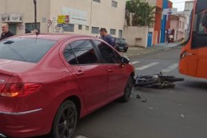 Motociclista colide com carro e é flagrado sem habilitação adequada