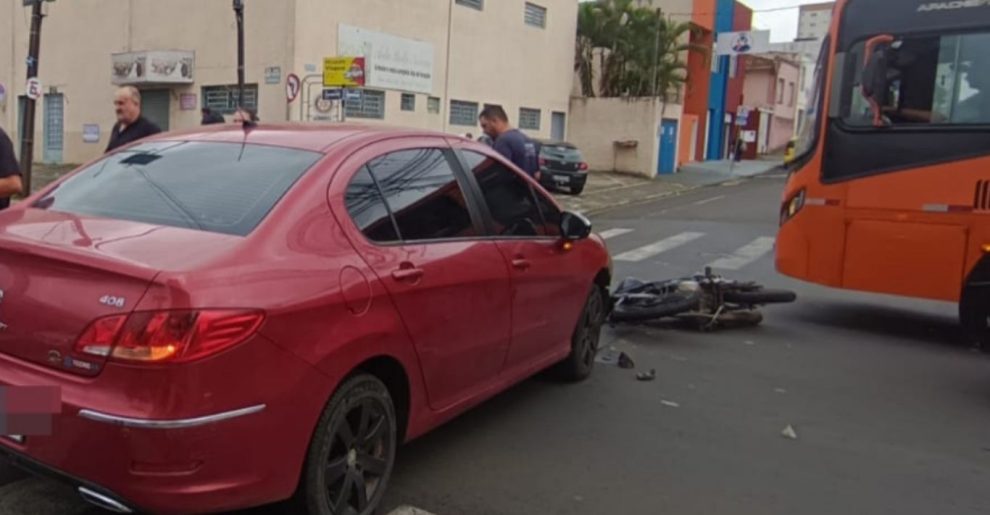 Motociclista colide com carro e é flagrado sem habilitação adequada Boca no Trombone Motociclista colide com carro e é flagrado sem habilitação adequada