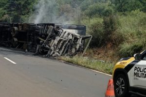 Acidente na PR-170 caminhão tomba e pega fogo em Guarapuava Boca no Trombone Acidente na PR-170 caminhão tomba e pega fogo em Guarapuava