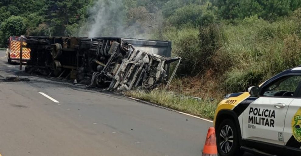 Acidente na PR-170 caminhão tomba e pega fogo em Guarapuava Boca no Trombone Acidente na PR-170 caminhão tomba e pega fogo em Guarapuava