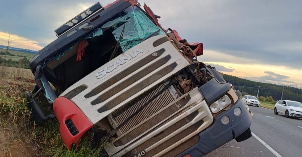 Colisão traseira na BR-376 deixa uma vítima e caminhão tombado no acostamento Boca no Trombone Colisão traseira na BR-376 deixa uma vítima e caminhão tombado no acostamento