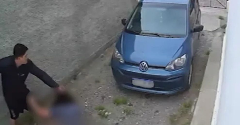 VÍDEO: Homem agride ex-namorada e foge após vizinho acionar a polícia na Argentina Boca no Trombone VÍDEO: Homem agride ex-namorada e foge após vizinho acionar a polícia na Argentina