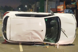 Motorista dorme ao volante e veículo tomba após colisão com árvore 