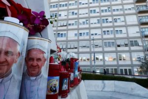 Papa Francisco apresenta melhora em hospital; fiéis rezam por sua recuperação Boca no Trombone Papa Francisco apresenta melhora em hospital; fiéis rezam por sua recuperação