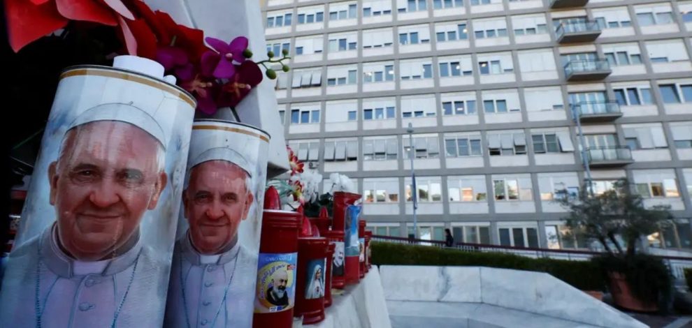 Papa Francisco apresenta melhora em hospital; fiéis rezam por sua recuperação Boca no Trombone Papa Francisco apresenta melhora em hospital; fiéis rezam por sua recuperação