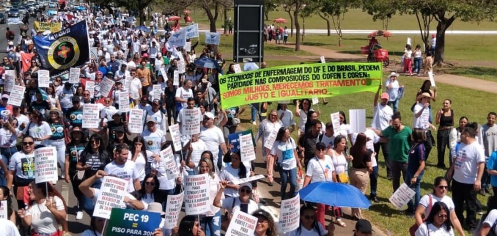 Manifestação da Enfermagem em Brasília conta com presença da vereadora Marisleydi Rama de PG e apoio de deputados Boca no Trombone Manifestação da Enfermagem em Brasília conta com presença da vereadora Marisleydi Rama de PG e apoio de deputados