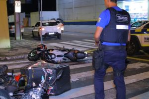 Colisão entre motos em frente ao hospital Santa Casa deixa motoboy ferido em Ponta Grossa Boca no Trombone Colisão entre motos em frente ao hospital Santa Casa deixa motoboy ferido em Ponta Grossa