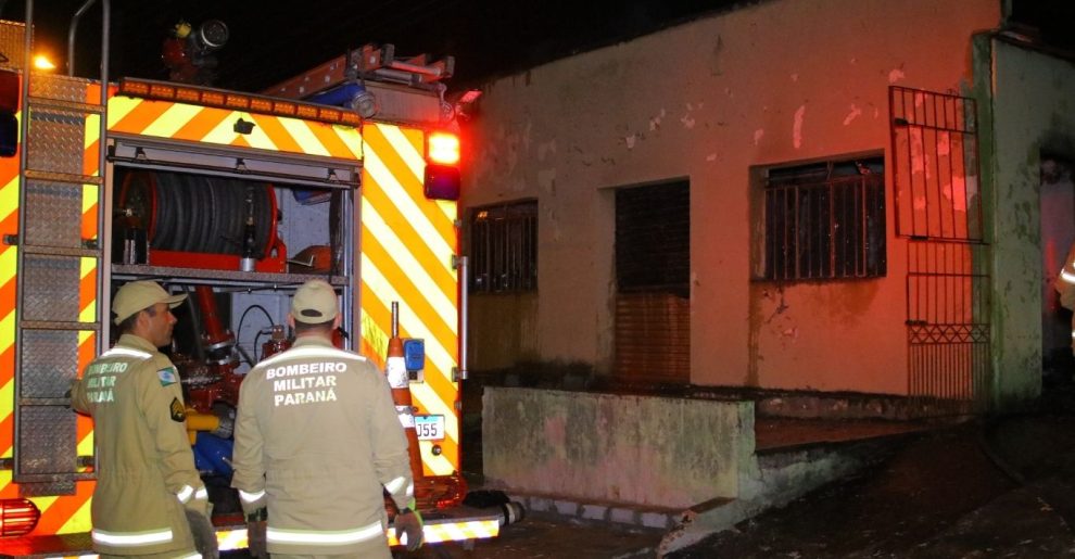 Homem embriagado causa incêndio na residência em bairro de Ponta Grossa Boca no Trombone Homem embriagado causa incêndio na residência em bairro de Ponta Grossa