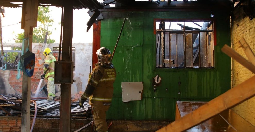 Incêndio atinge três casas no Jardim Conceição; vizinhos acusam moradora de atear fogo Boca no Trombone Incêndio atinge três casas no Jardim Conceição; vizinhos acusam moradora de atear fogo