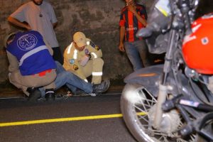 Colisão entre carro e moto deixa motociclista ferido no centro de Ponta Grossa Boca no Trombone Colisão entre carro e moto deixa motociclista ferido no centro de Ponta Grossa