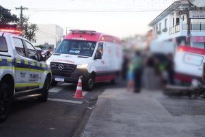 Vídeo: Motociclista sofre mal súbito e colide contra parede de imóvel em Ponta Grossa