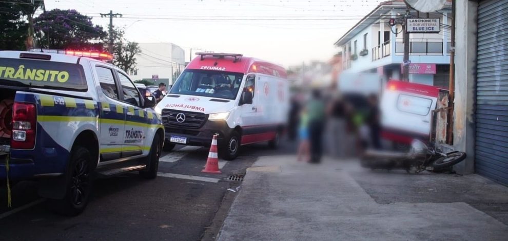 Vídeo: Motociclista sofre mal súbito e colide contra parede de imóvel em Ponta Grossa Boca no Trombone Vídeo: Motociclista sofre mal súbito e colide contra parede de imóvel em Ponta Grossa